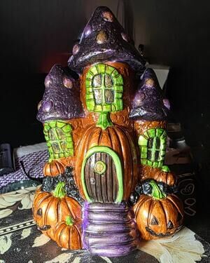 Hand-Painted Pumpkin House Figurine – Spooky Halloween Decor & Jack-o'-Lanterns